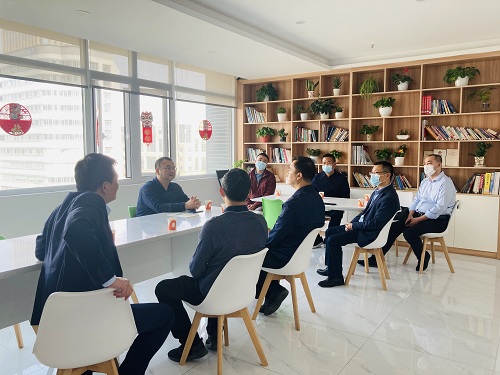 襄陽(yáng)東津新區(qū)管委會(huì)領(lǐng)導(dǎo)一行蒞臨開(kāi)目公司參觀考察